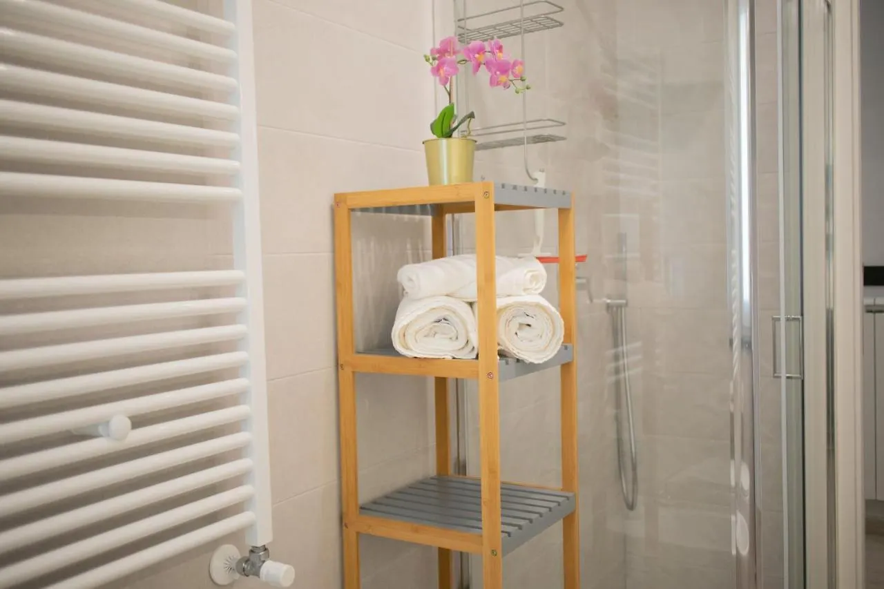 E-Twelve Apartment Naples 0*,  Italy